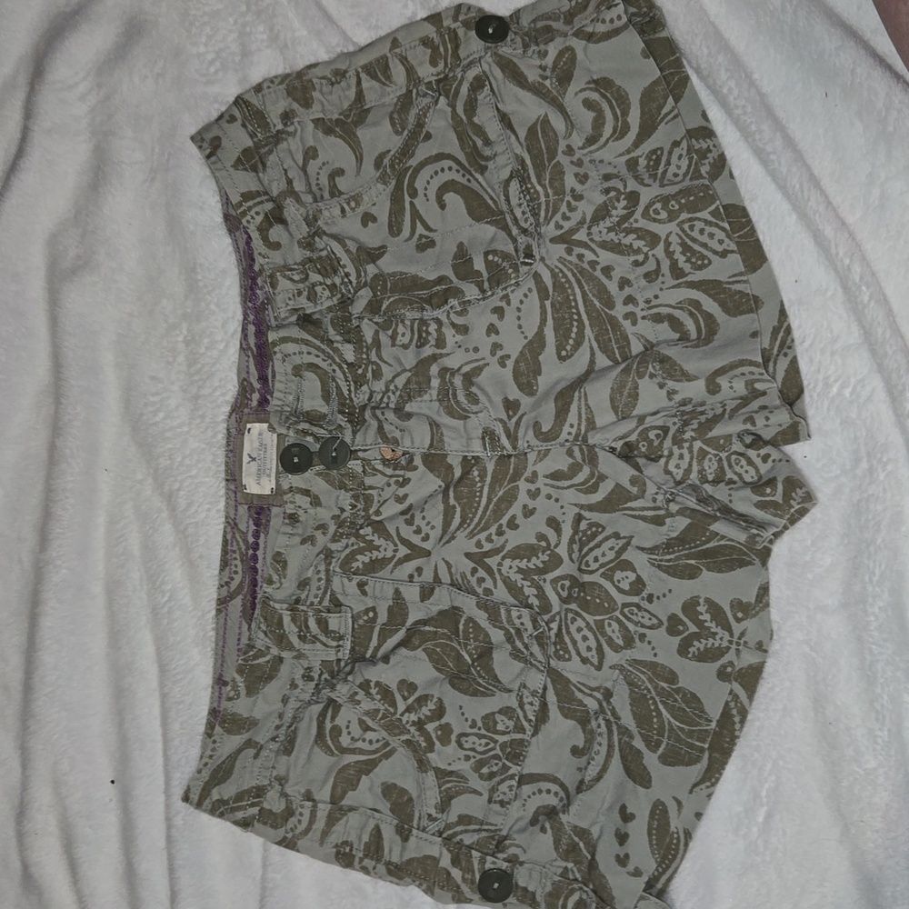 American Eagle shorts size 8 - Olive Green Paisley Floral Print